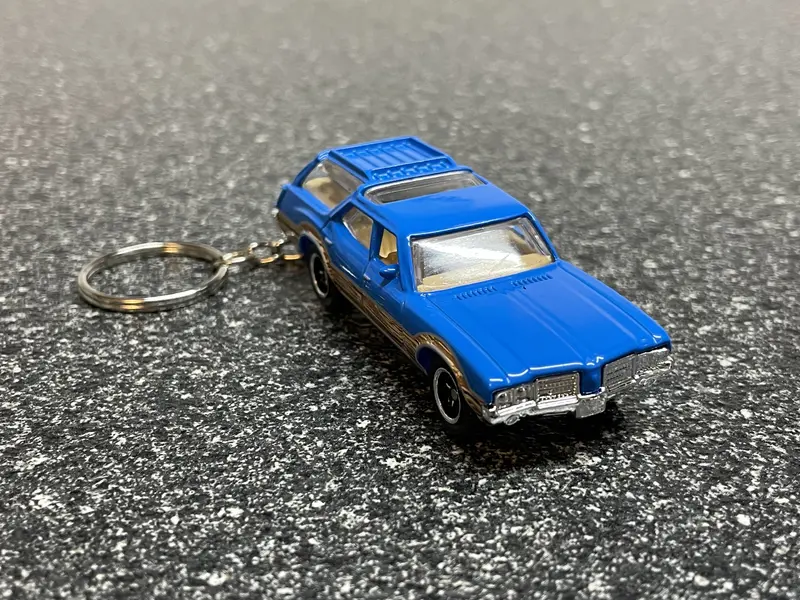 1971 Oldsmobile Vista Cruiser Station Wagon Keychain Diecast Car Hot Wheels Matchbox Woody 1