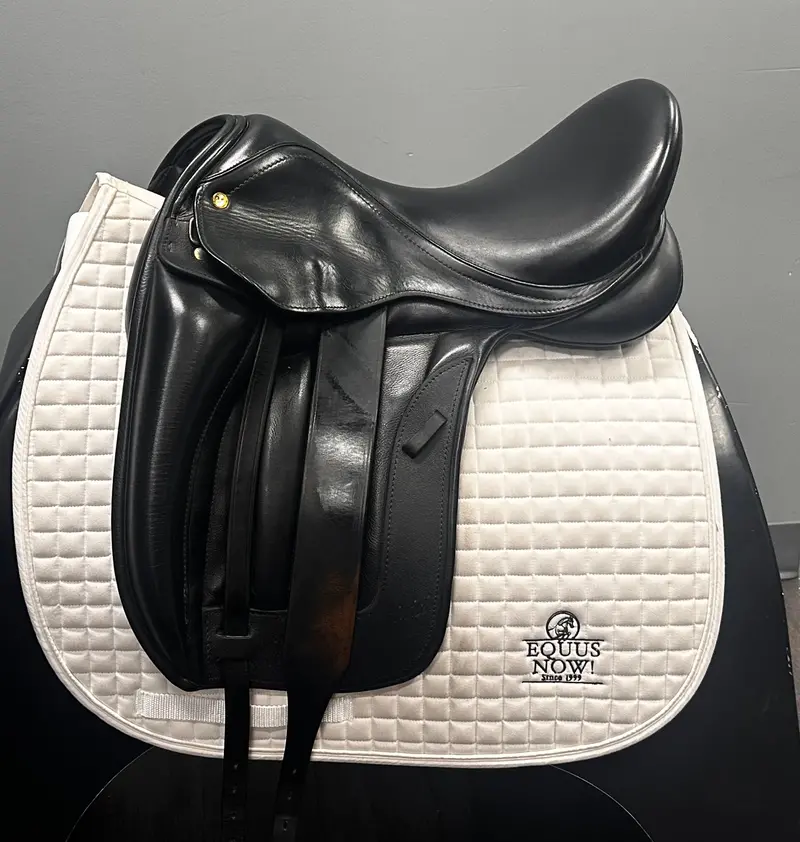 Used Black Country Vinici Dressage Saddle 18" Wide Tree 1