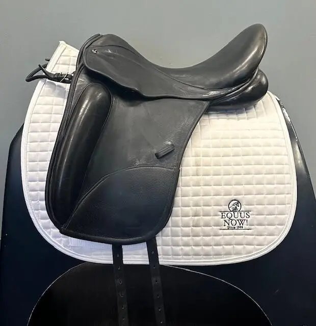 Used County Perfection Dressage Saddle 18" Medium Wide 1