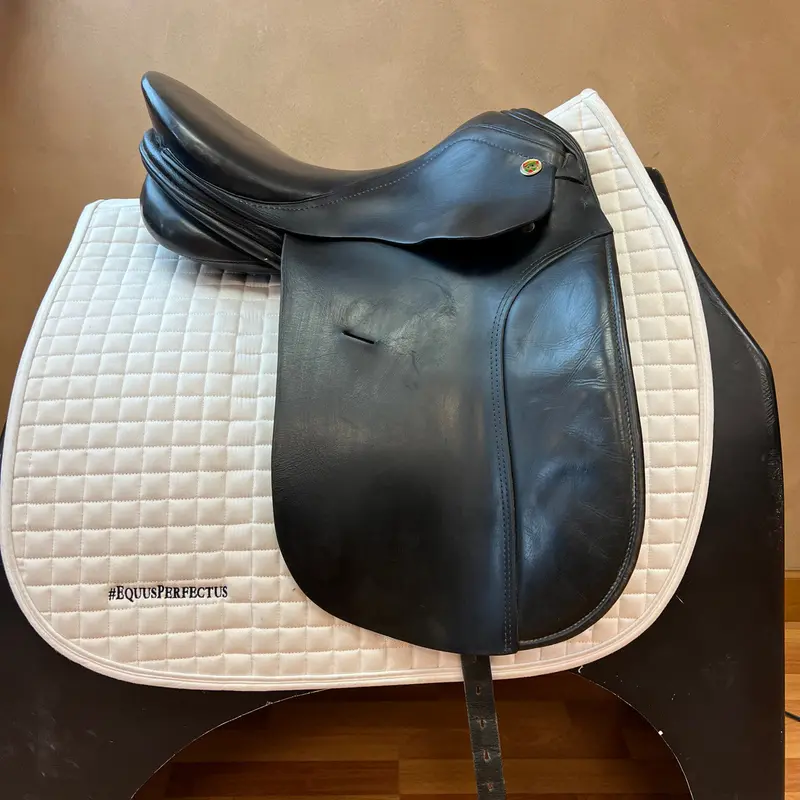 Used Niedersuss Symphonie Dressage Saddle 17" Medium Tree 2
